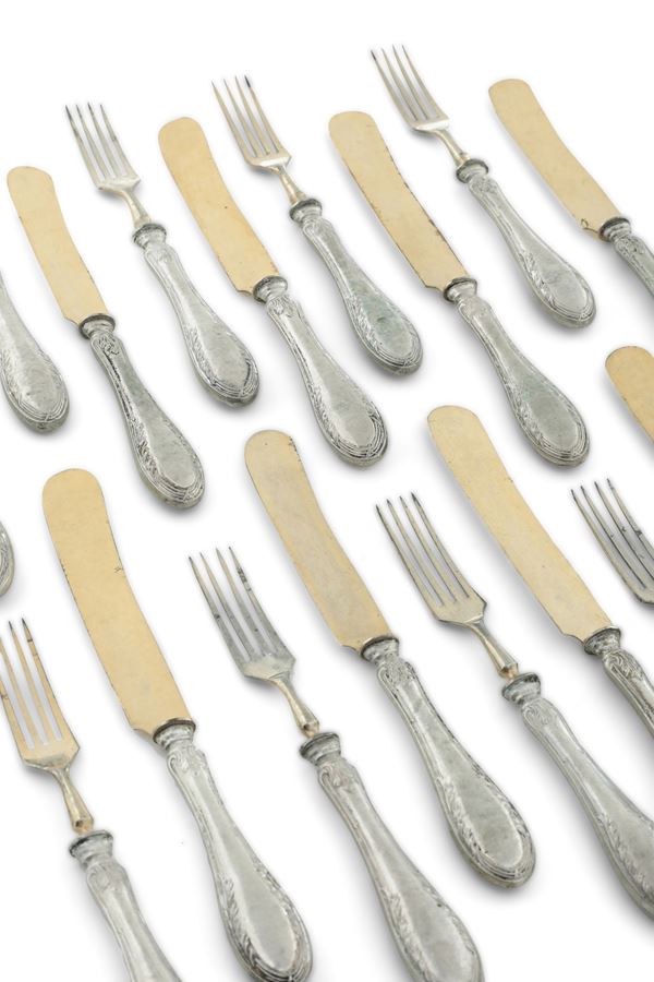 Insieme 12 forchette e 12 coltelli da dessert. Argenteria italiana del XX secolo