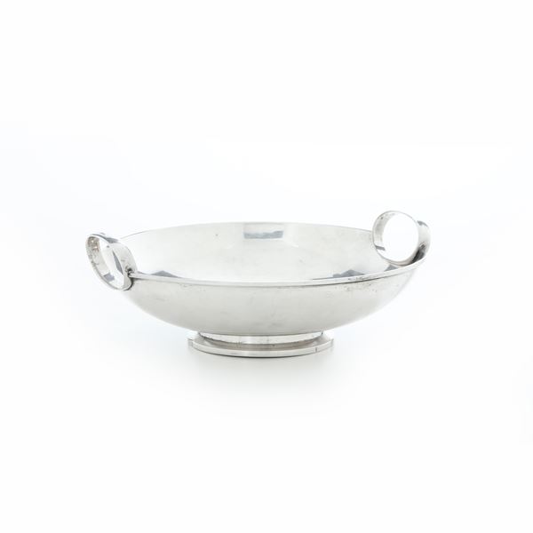 Lotto composto da alzata più altri oggetti in argento ed un cestino in metallo argentato. Argenterie italiane del XX secolo