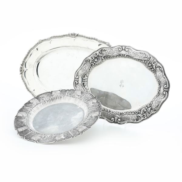 Lotto composto da due vassoietti ovali e un piatto. Argenterie italiane del XX secolo