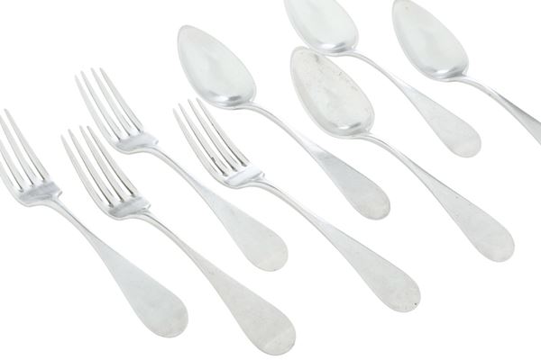 Servizio composto da 14 forchette e 18 cucchiai. Argenteria milanese del XIX secolo