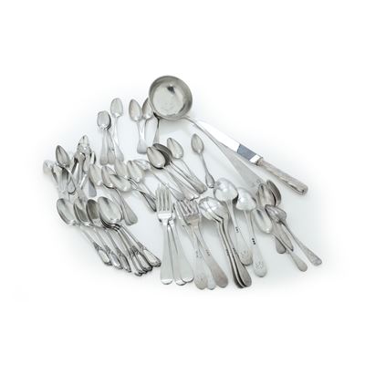 Argenteria in argento fuso, set di posate da tavola e da portata (forchette, coltelli, cucchiai e...