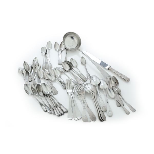 Lotto composto da 4 forchette, 11 coltelli, 14 cucchiai e 3 posate da portata Torretta più altri 4 cucchiai, un coltello, un cucchiaino ed altre 3 posate da portata tutti di analogo modello ma manifattura diversa