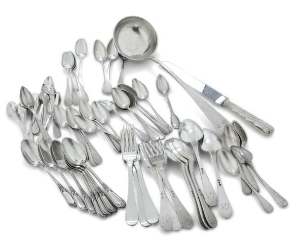 Lotto composto da 4 forchette, 11 coltelli, 14 cucchiai e 3 posate da portata Torretta più altri 4 cucchiai, un coltello, un cucchiaino ed altre 3 posate da portata tutti di analogo modello ma manifattura diversa