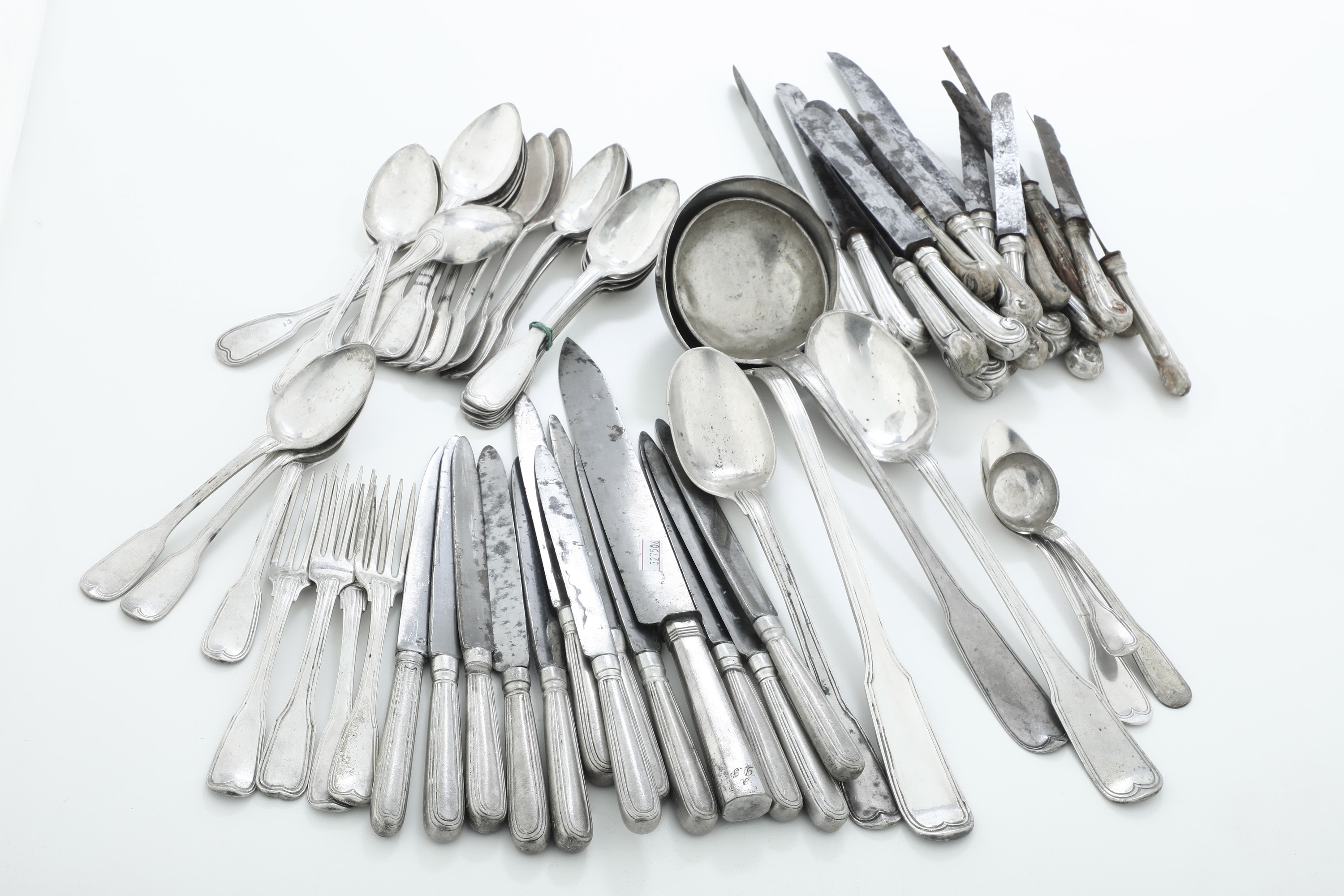 Argenteria in argento fuso, set di posate da tavola e da portata (forchette, coltelli, cucchiai e...