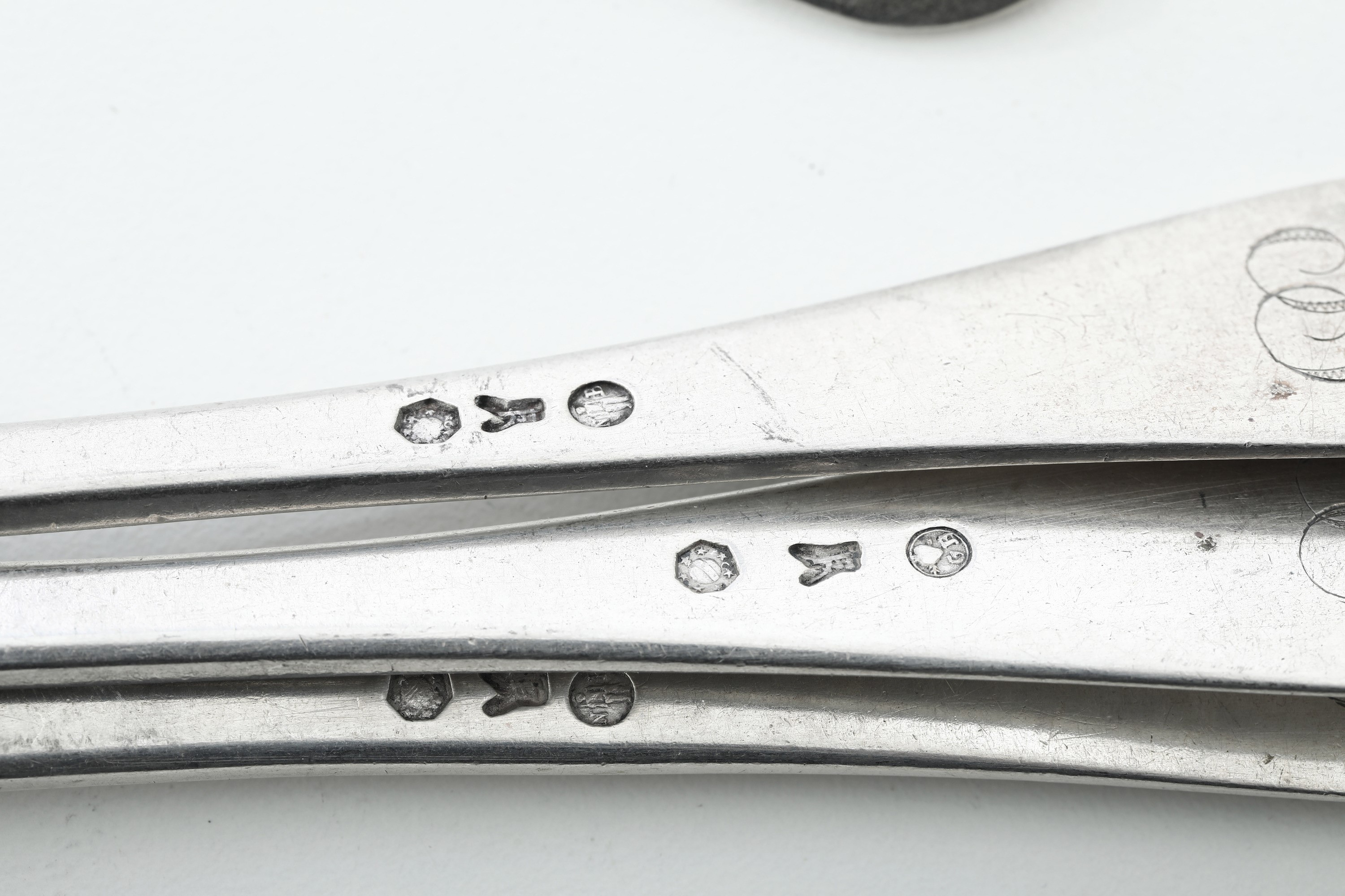 Argenteria in argento fuso, set di posate da tavola e da portata (forchette, coltelli, cucchiai e...
