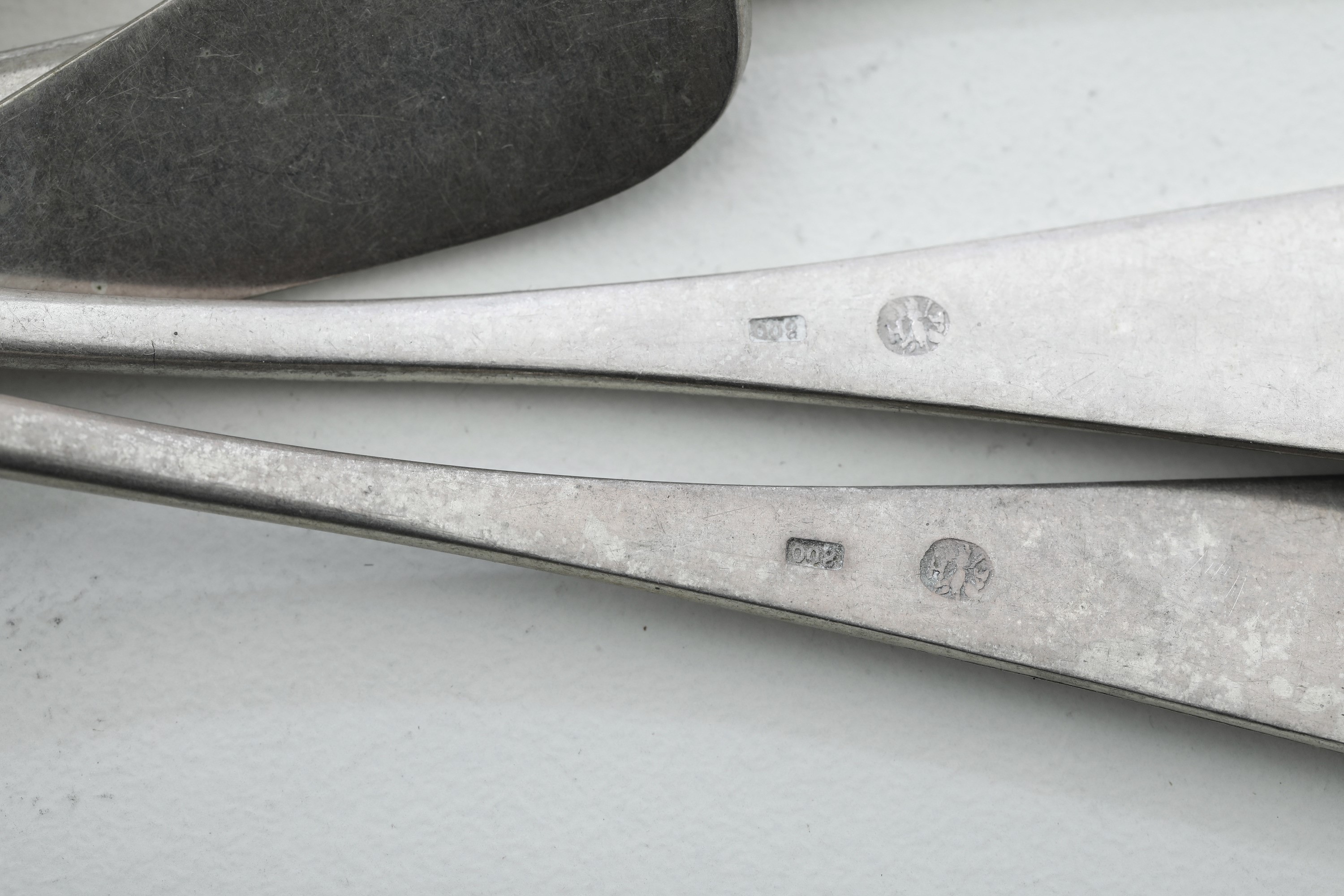 Argenteria in argento fuso, set di posate da tavola e da portata (forchette, coltelli, cucchiai e...