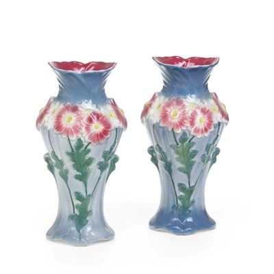 Coppia di Vasi in Ceramica con Decori Floreali a Rilievo