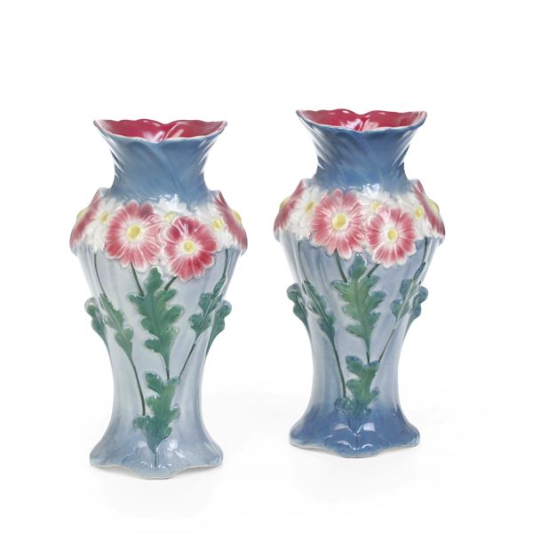 Coppia di vasi in ceramica con decori floreali a rilievo