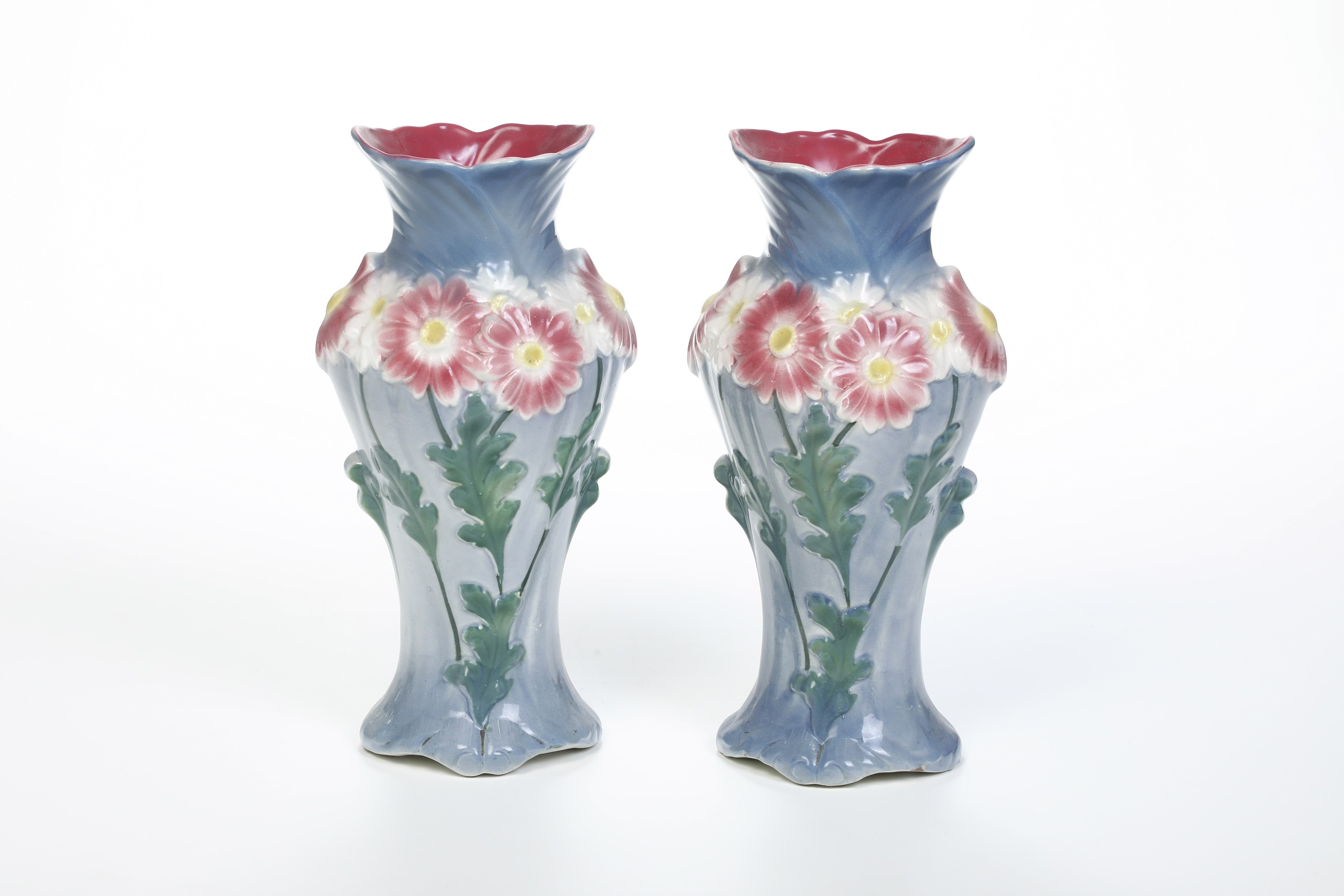 Coppia di Vasi in Ceramica con Decori Floreali a Rilievo