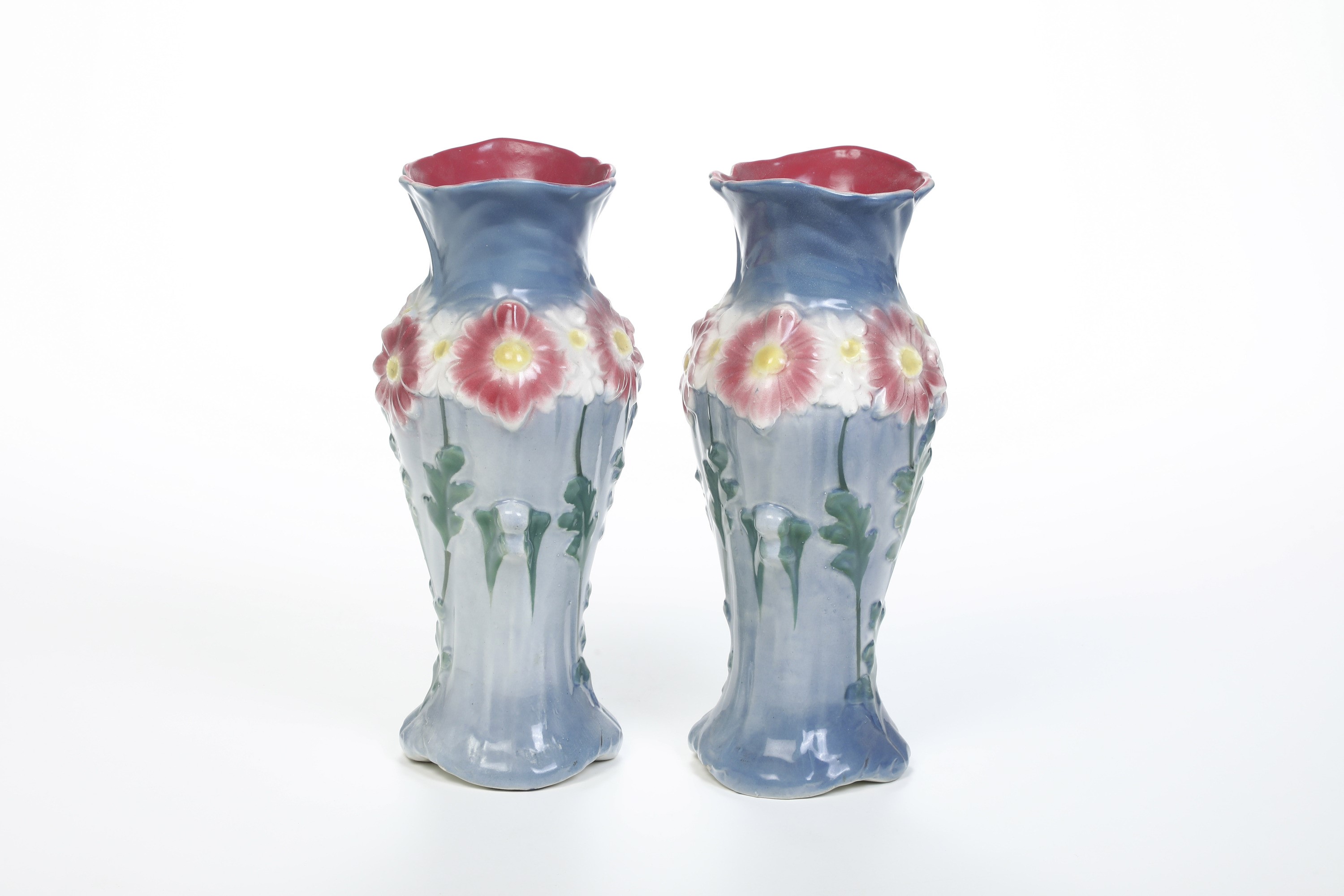 Coppia di Vasi in Ceramica con Decori Floreali a Rilievo