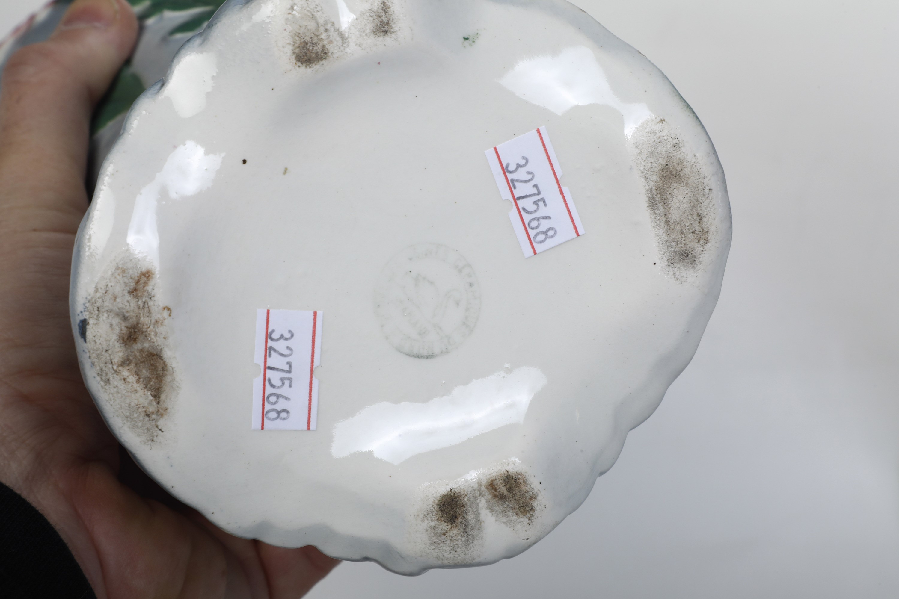 Coppia di Vasi in Ceramica con Decori Floreali a Rilievo