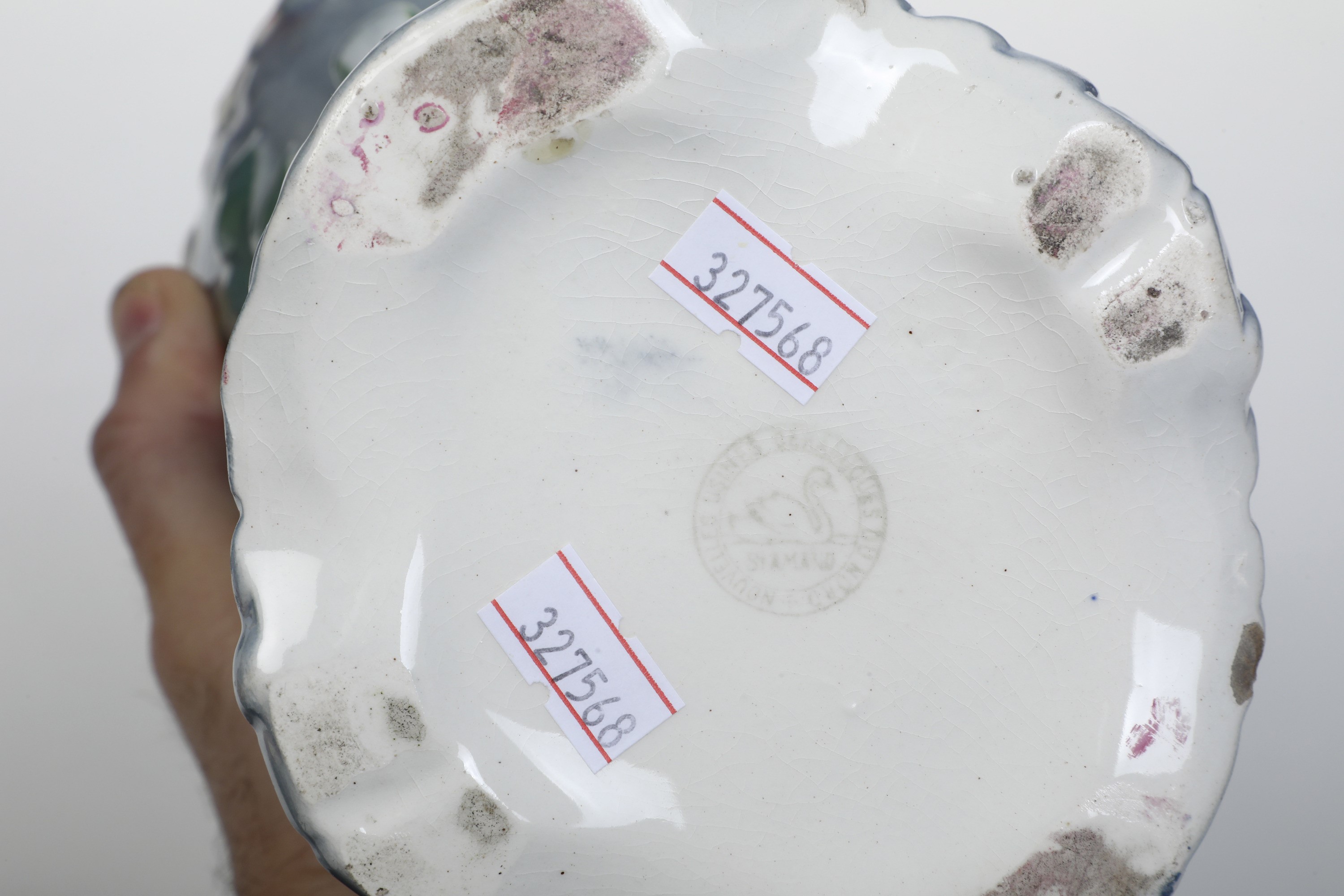Coppia di Vasi in Ceramica con Decori Floreali a Rilievo