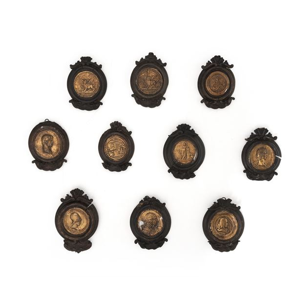 Dieci medaglioni con raffigurazioni classiche e ritratti. XIX-XX secolo.  4 con rotture