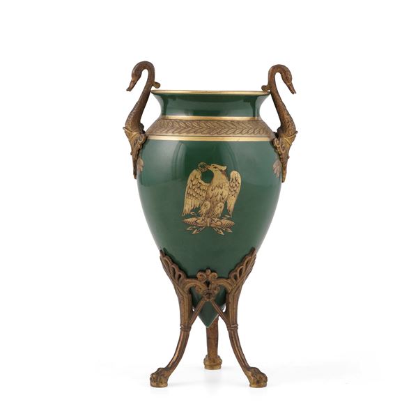 Vaso in ceramica verde con disegni dorati. Francia fine XIX secolo