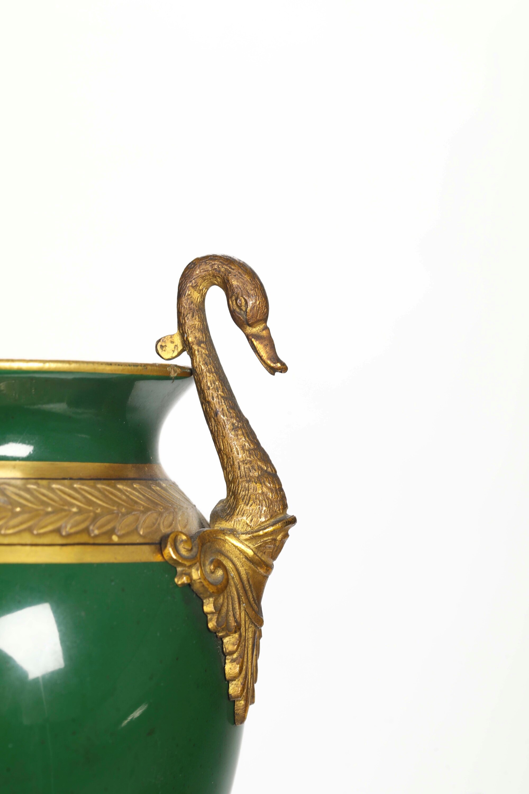 Francia, Vaso in ceramica verde con anse a cigno e decori dorati, fine XIX secolo