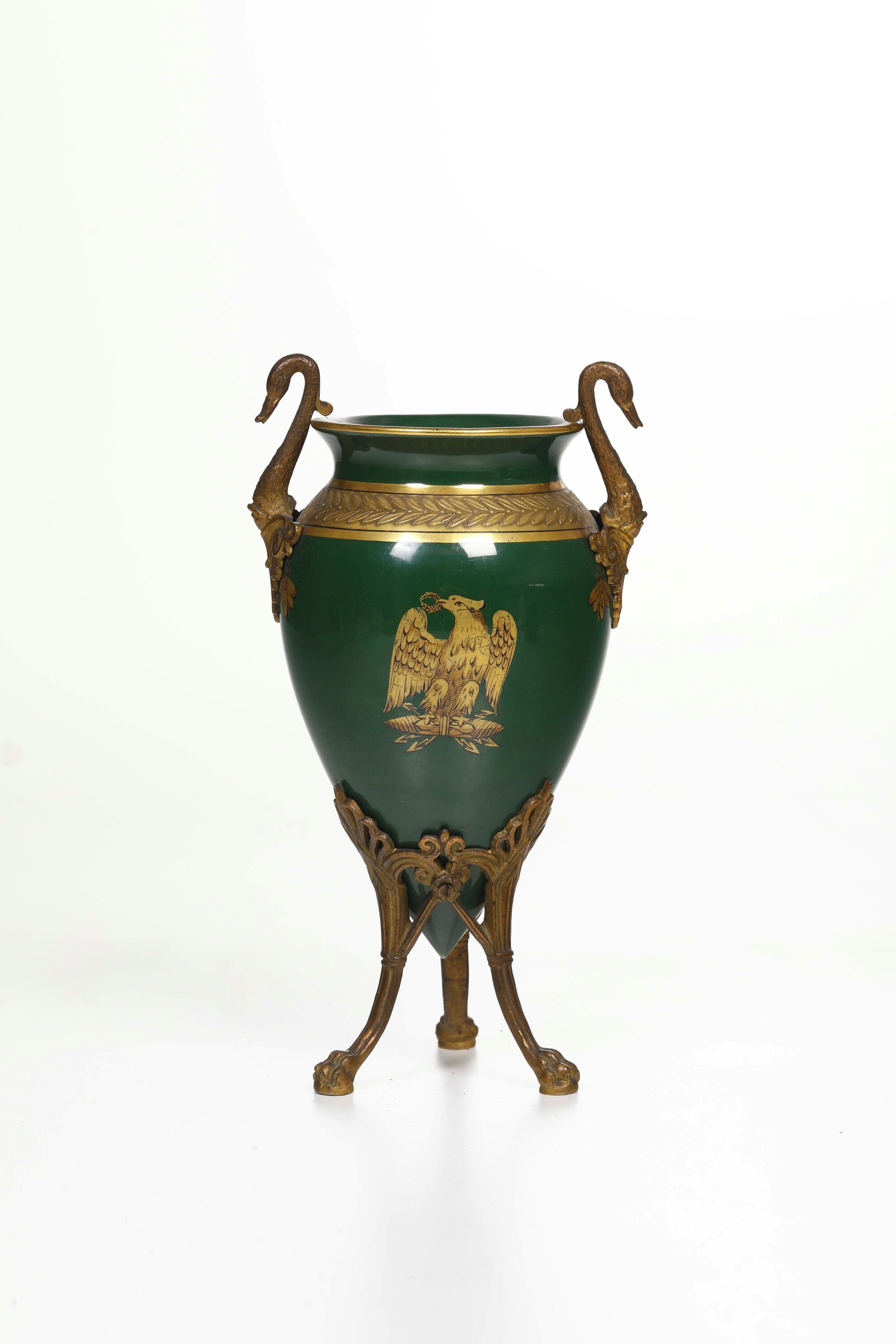 Francia, Vaso in ceramica verde con anse a cigno e decori dorati, fine XIX secolo