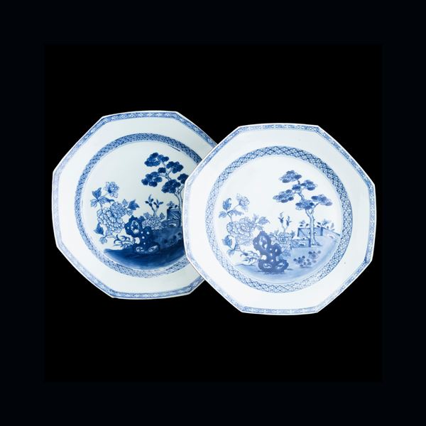 Coppia di piatti in porcellana bianca e blu con motivi floreali, Cina, Dinastia Qing (1644-1912)