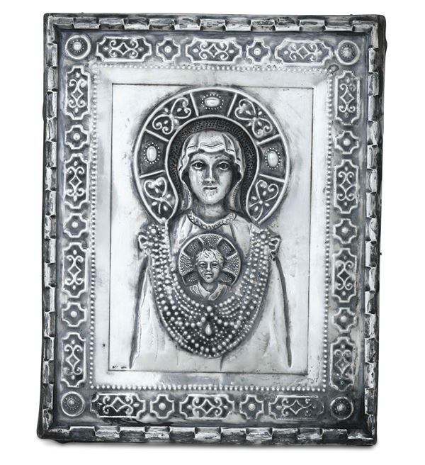 Icona in argento raffigurante Madonna con Bambino. Argenteria italiana della prima metà del XX secolo