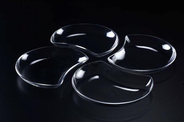 Ventiquattro piattini a mezzaluna. Francia, Manifattura Lalique, ultimo terzo del XX secolo. 