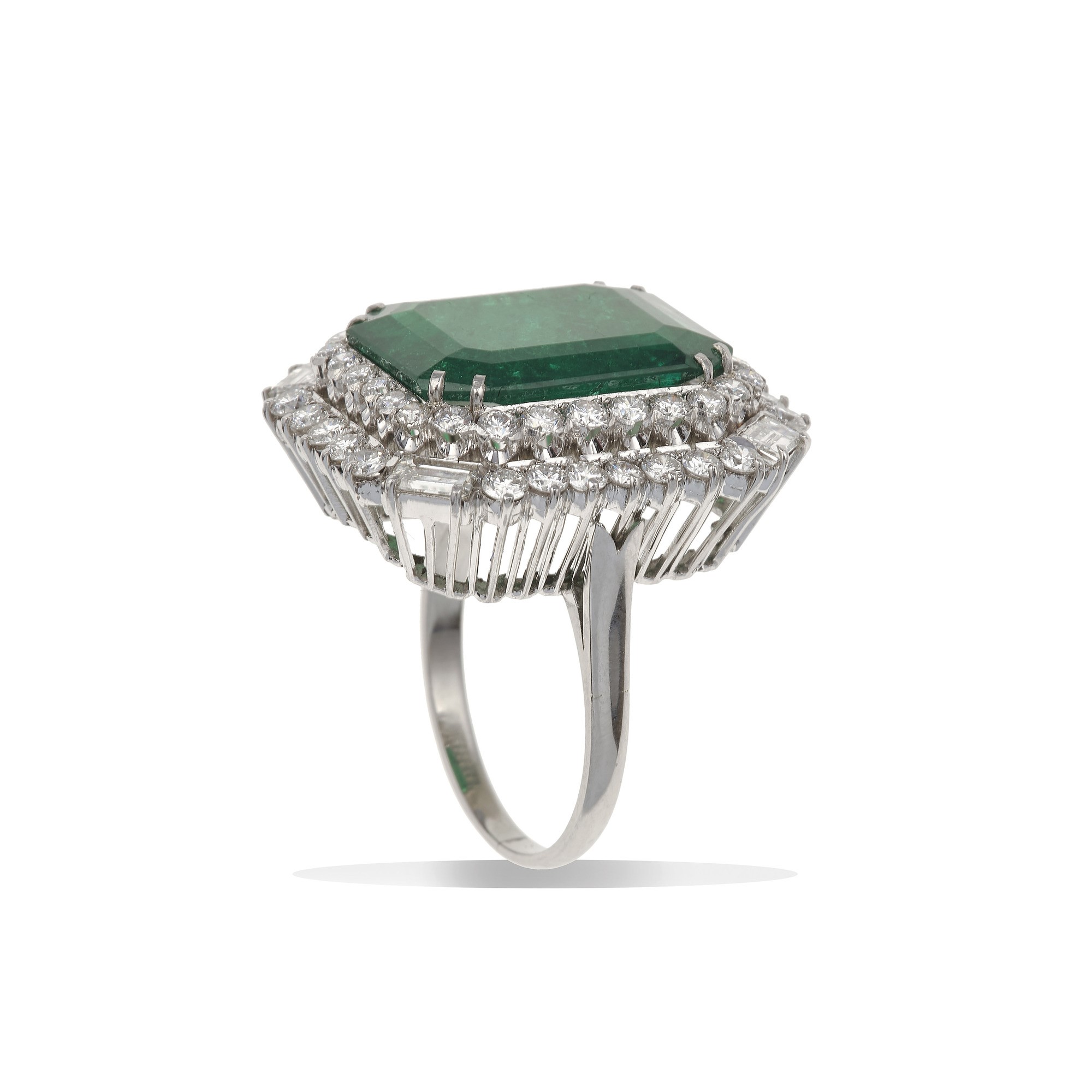 Anello con Smeraldo Colombia di Ct 5.50 Stimati e Diamanti a Contorno