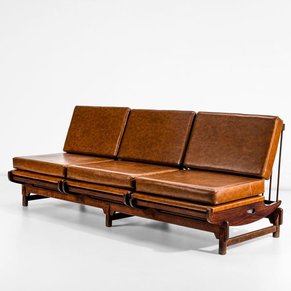 Divano con sedute a dondolo estraibili.