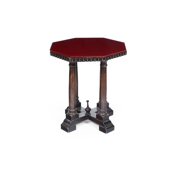 Tavolino in legno intagliato con piano ottagonale