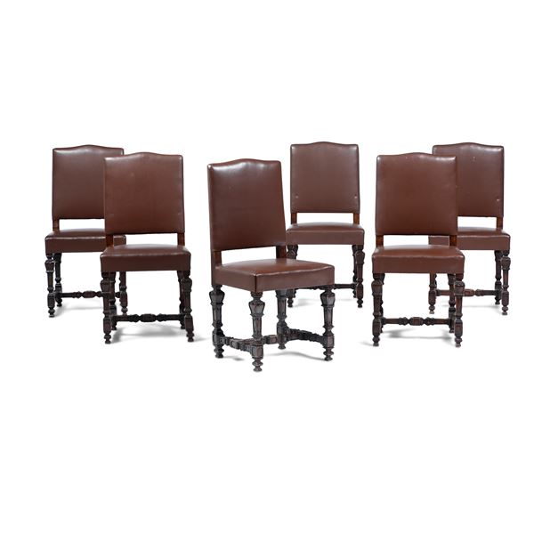 Dodici sedie in legno intagliato con rivestimento in pelle