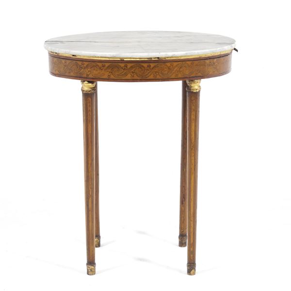 Tavolino in legno intarsiato con piano in marmo bianco. XIX secolo
