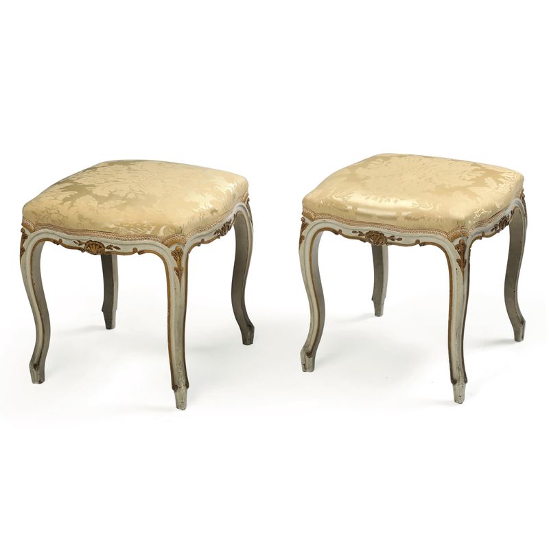 Due sgabelli in legno laccato e dorato. XX secolo  - Auction Antiquariato - Cambi Casa d'Aste