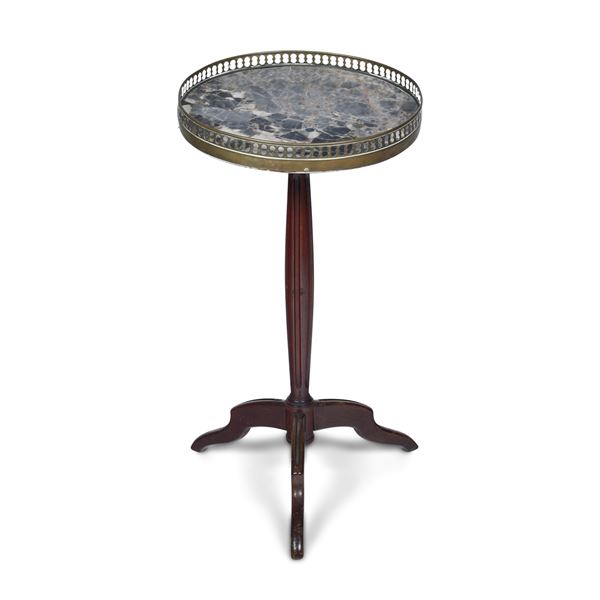 Piccolo tavolino da appoggio con piano in marmo. XIX secolo