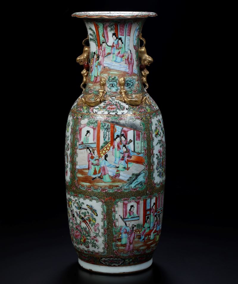 Vaso in porcellana Famiglia Rosa con decori floreali, scene di vita comune e figure di draghetti a rilievo, Cina, Dinastia Qing, XIX secolo  - Asta Antiquariato - Cambi Casa d'Aste
