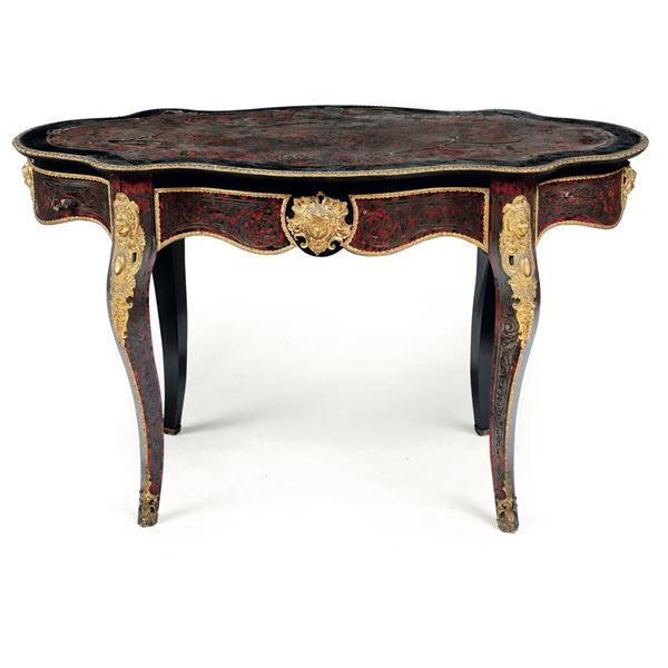 Tavolo ovale in legno ebanizzato e decoro in bronzo e metallo dorato stile Boulle. Francia, XIX secolo