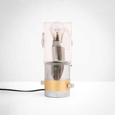 Lampada da tavolo in metallo cromato con dettagli in ottone