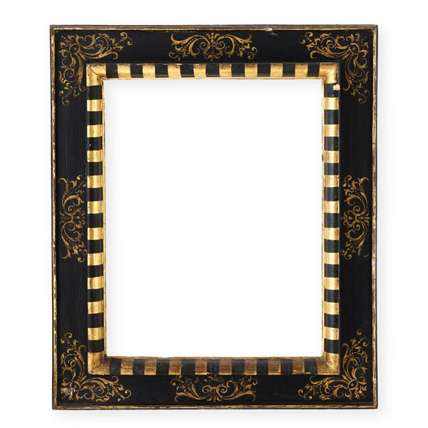 Cornice a cassetta in legno ebanizzato con decori in oro. Toscana, XVI-XVII secolo