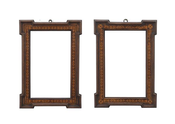 Coppia di cornici sagomate intarsiate, fine XIX secolo
