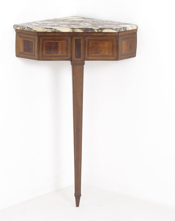 Coppia di consolle angolari Luigi XVI lastronate e filettate. XVIII-XIX secolo