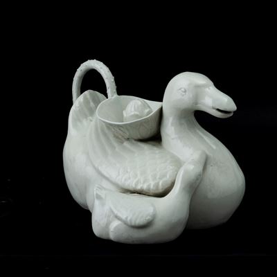 Versatoio in Porcellana Bianca Raffigurante Paperelle, Cina, Dinastia Qing, Prima Metà XIX Secolo