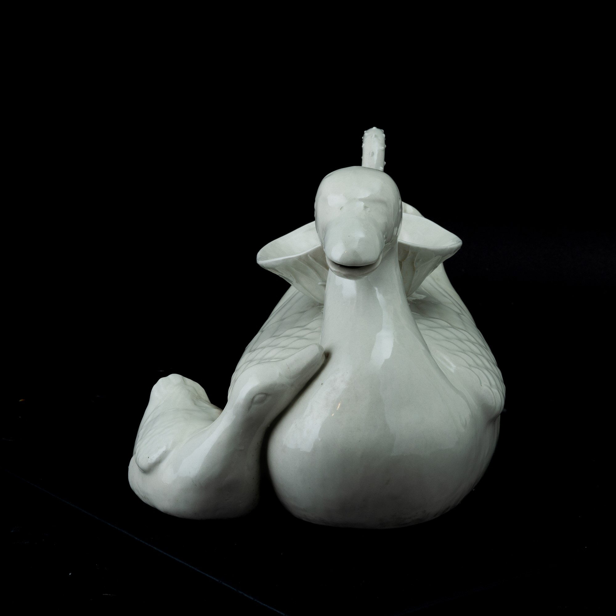 Versatoio in Porcellana Bianca Raffigurante Paperelle, Cina, Dinastia Qing, Prima Metà XIX Secolo