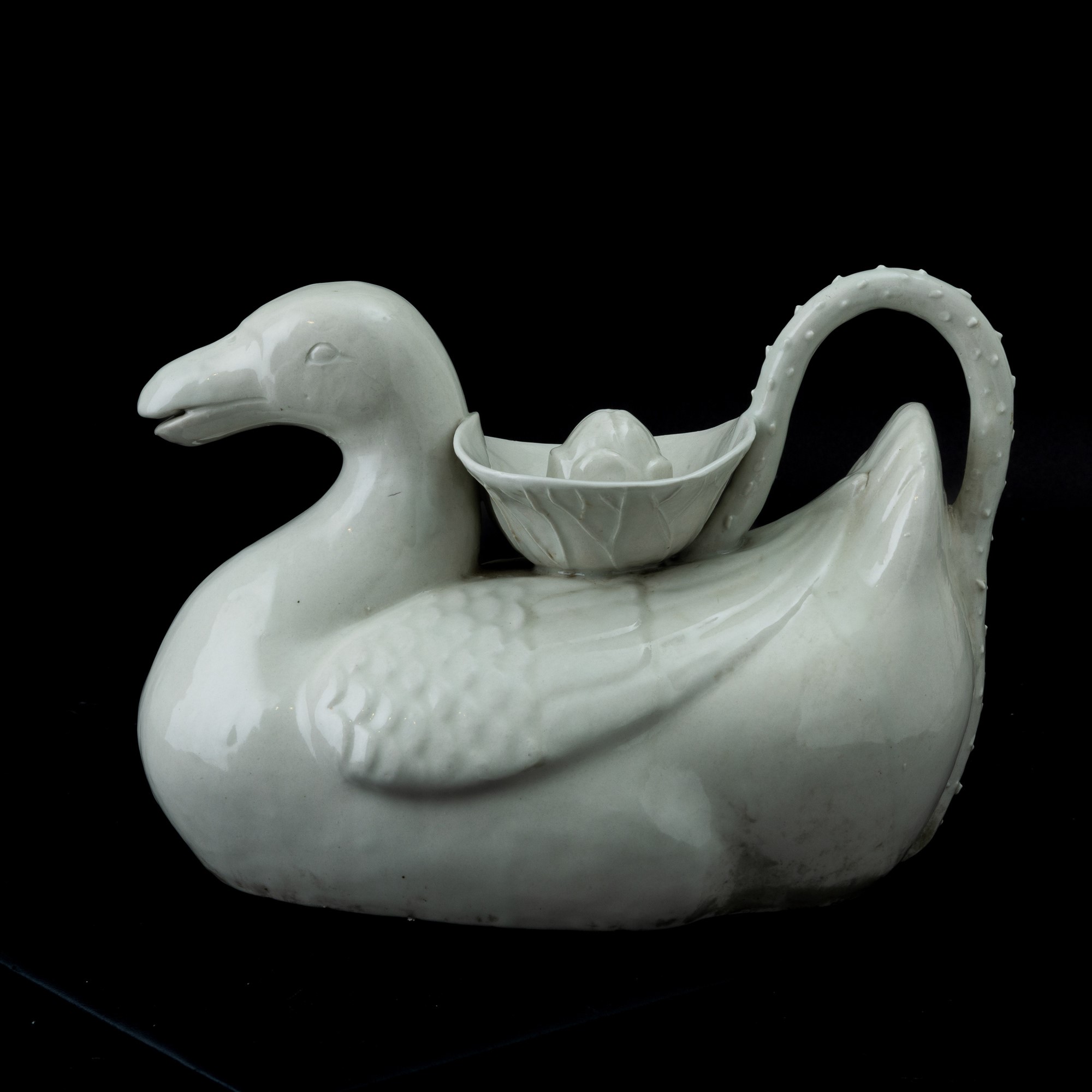 Versatoio in Porcellana Bianca Raffigurante Paperelle, Cina, Dinastia Qing, Prima Metà XIX Secolo