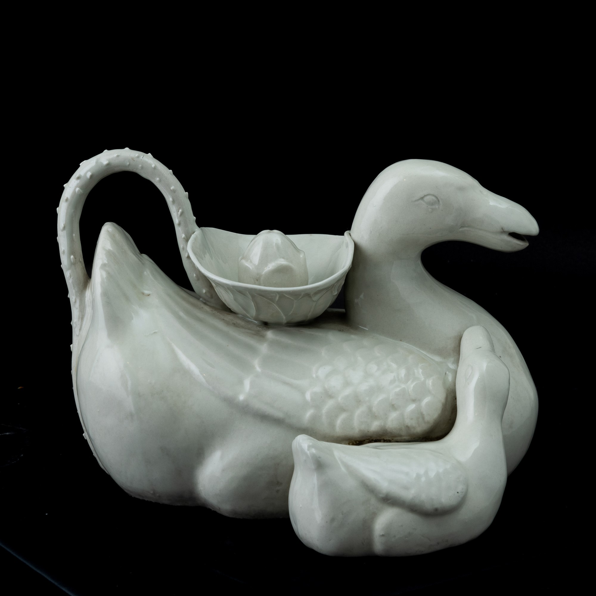 Versatoio in Porcellana Bianca Raffigurante Paperelle, Cina, Dinastia Qing, Prima Metà XIX Secolo