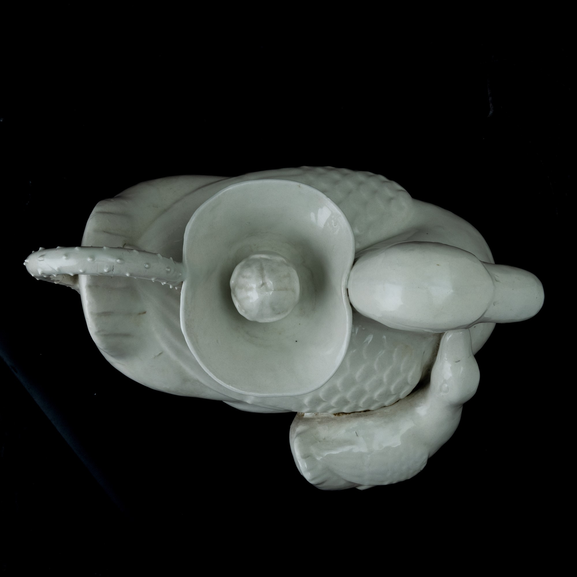 Versatoio in Porcellana Bianca Raffigurante Paperelle, Cina, Dinastia Qing, Prima Metà XIX Secolo