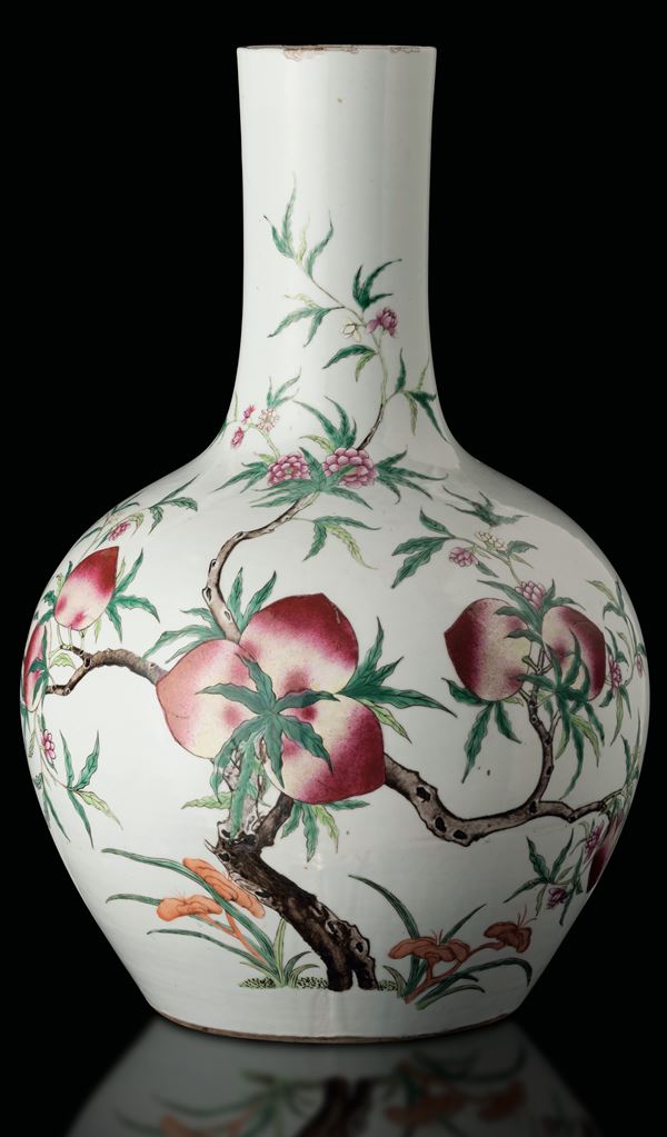 Vaso in porcellana a nove pesche, Cina, Dinastia Qing, epoca Dao Guang (1821-1850)