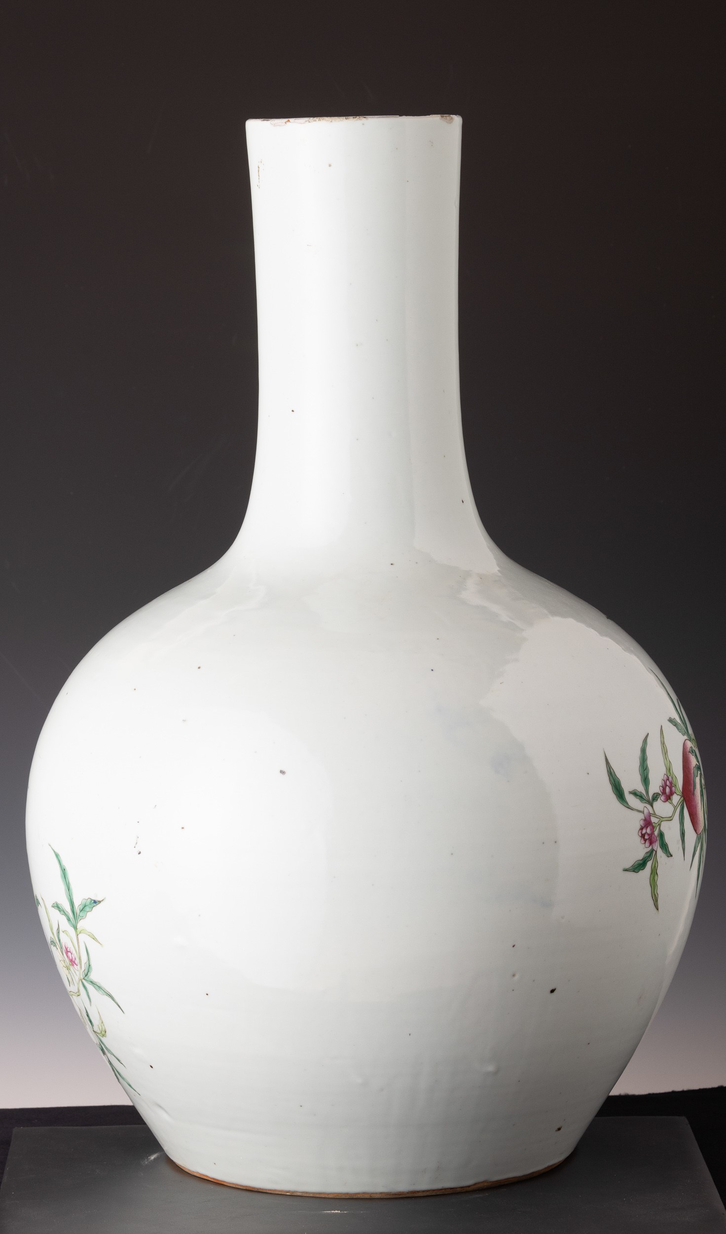Vaso in Porcellana a Nove Pesche, Cina, Dinastia Qing, Epoca Dao Guang (1821-1850)