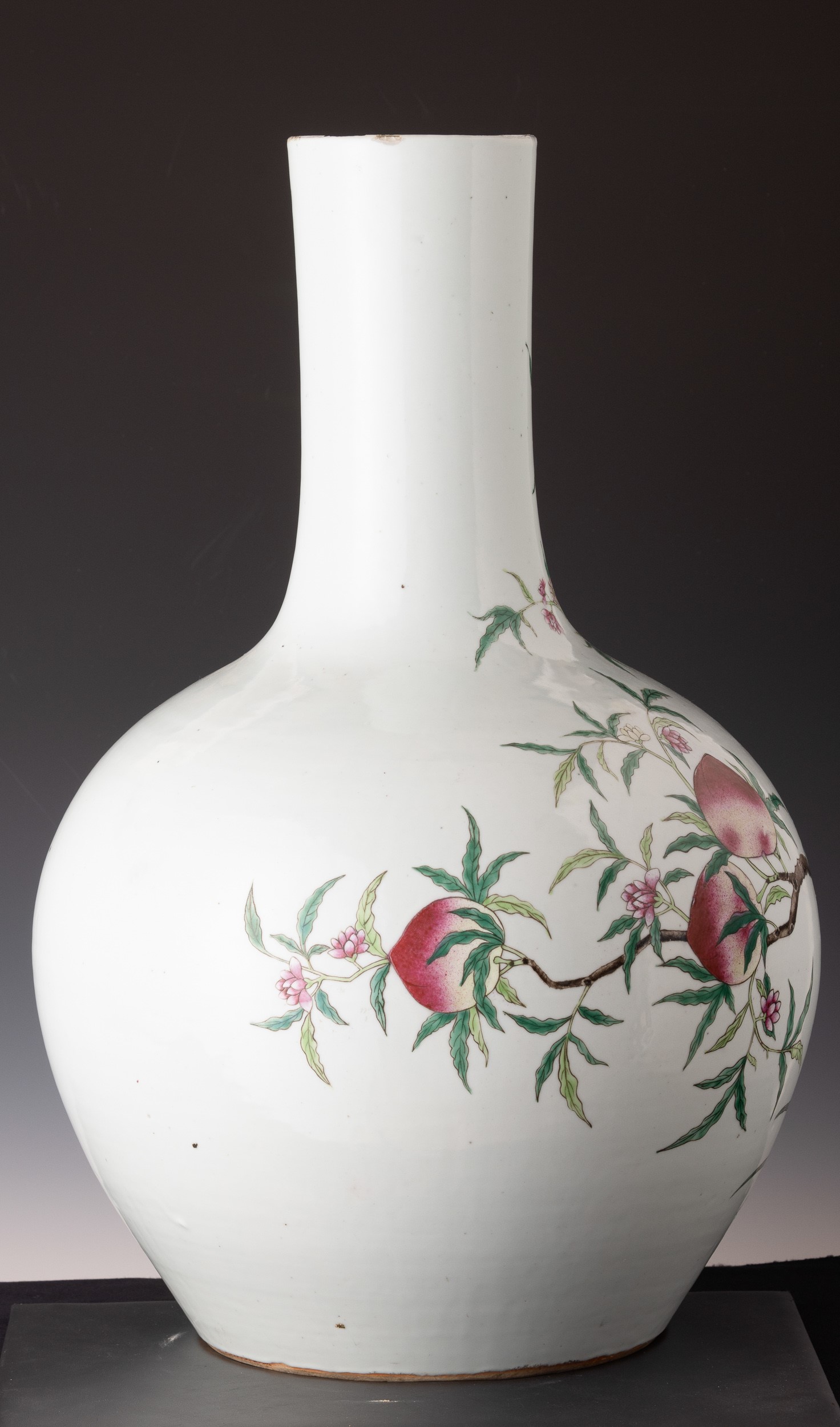 Vaso in Porcellana a Nove Pesche, Cina, Dinastia Qing, Epoca Dao Guang (1821-1850)