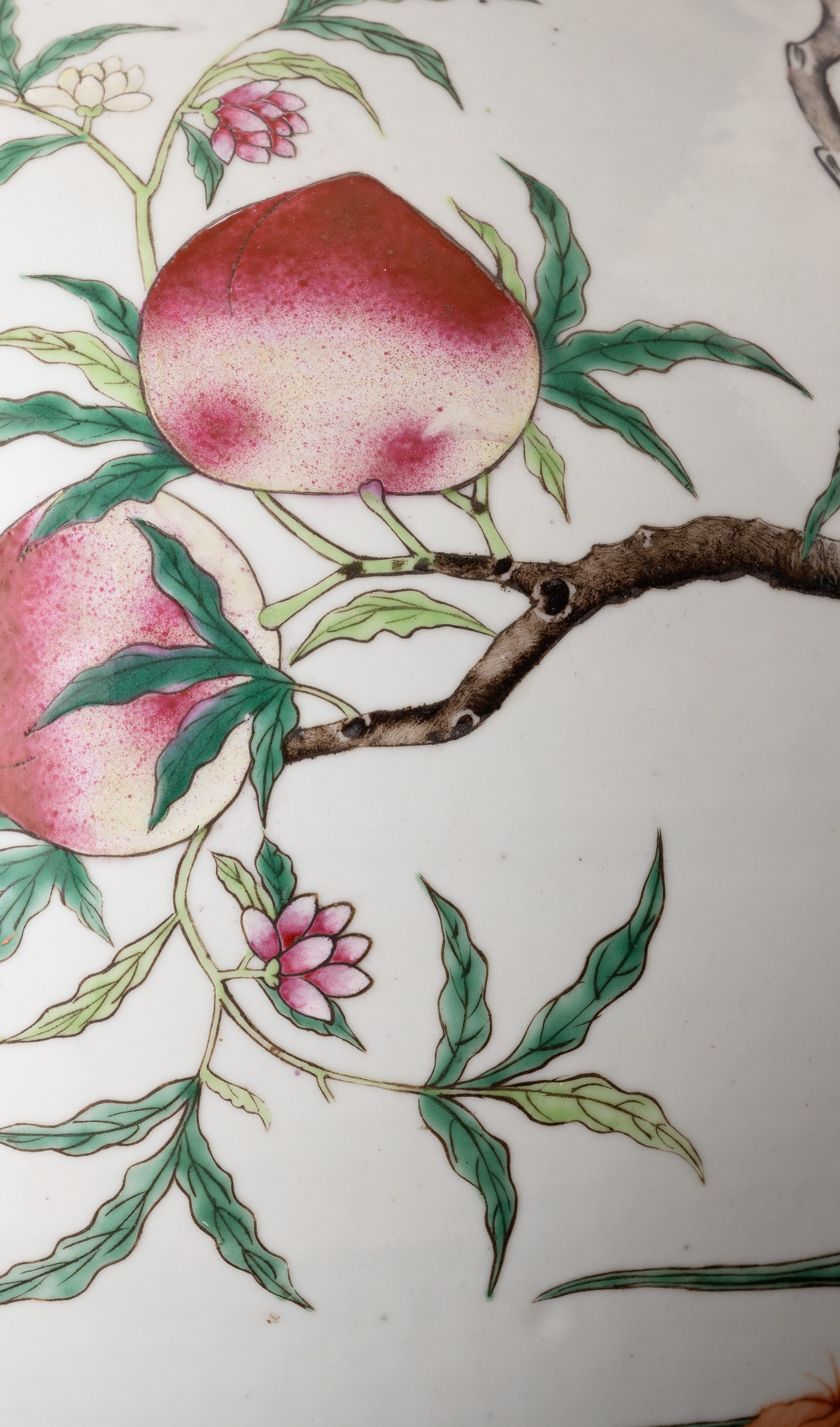 Vaso in Porcellana a Nove Pesche, Cina, Dinastia Qing, Epoca Dao Guang (1821-1850)