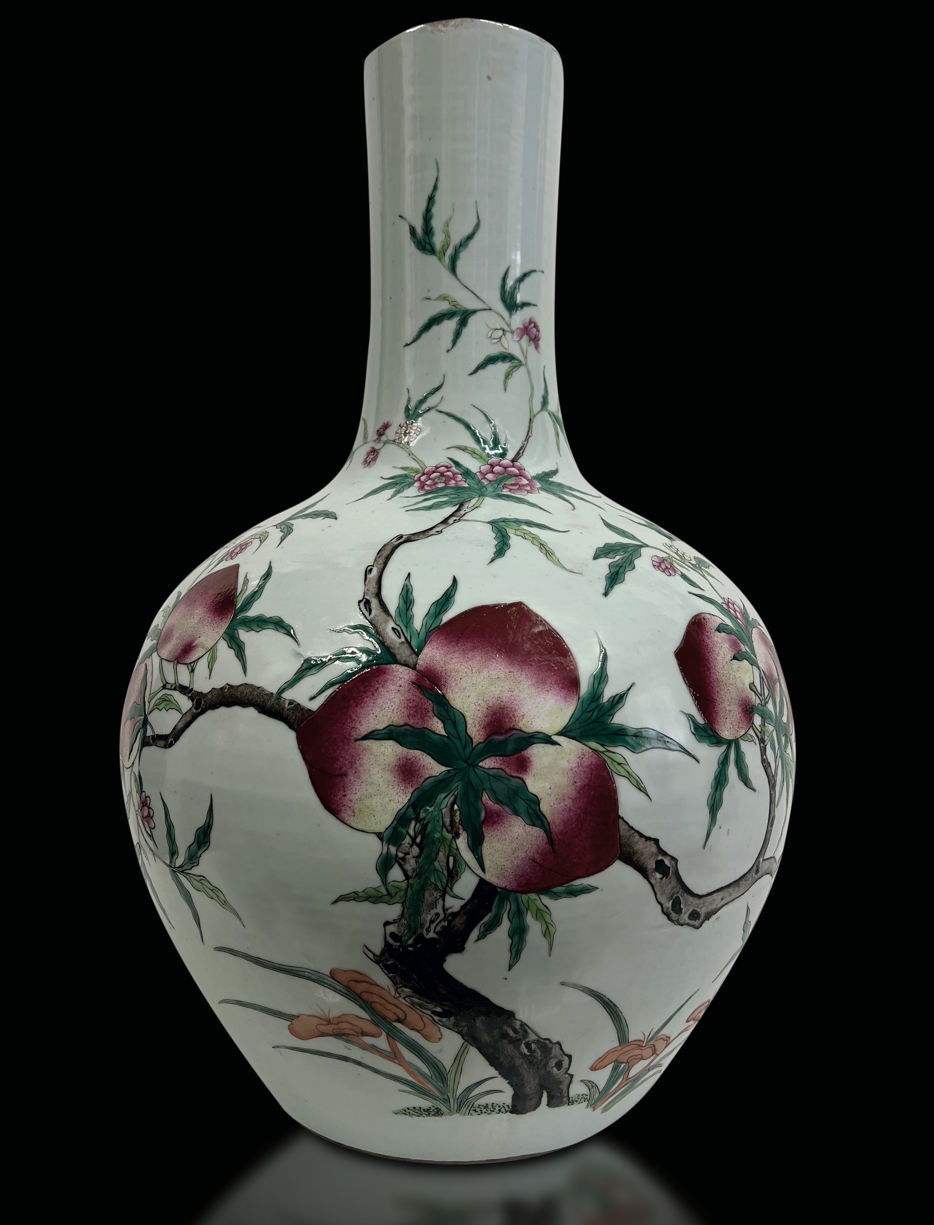 Vaso in Porcellana a Nove Pesche, Cina, Dinastia Qing, Epoca Dao Guang (1821-1850)