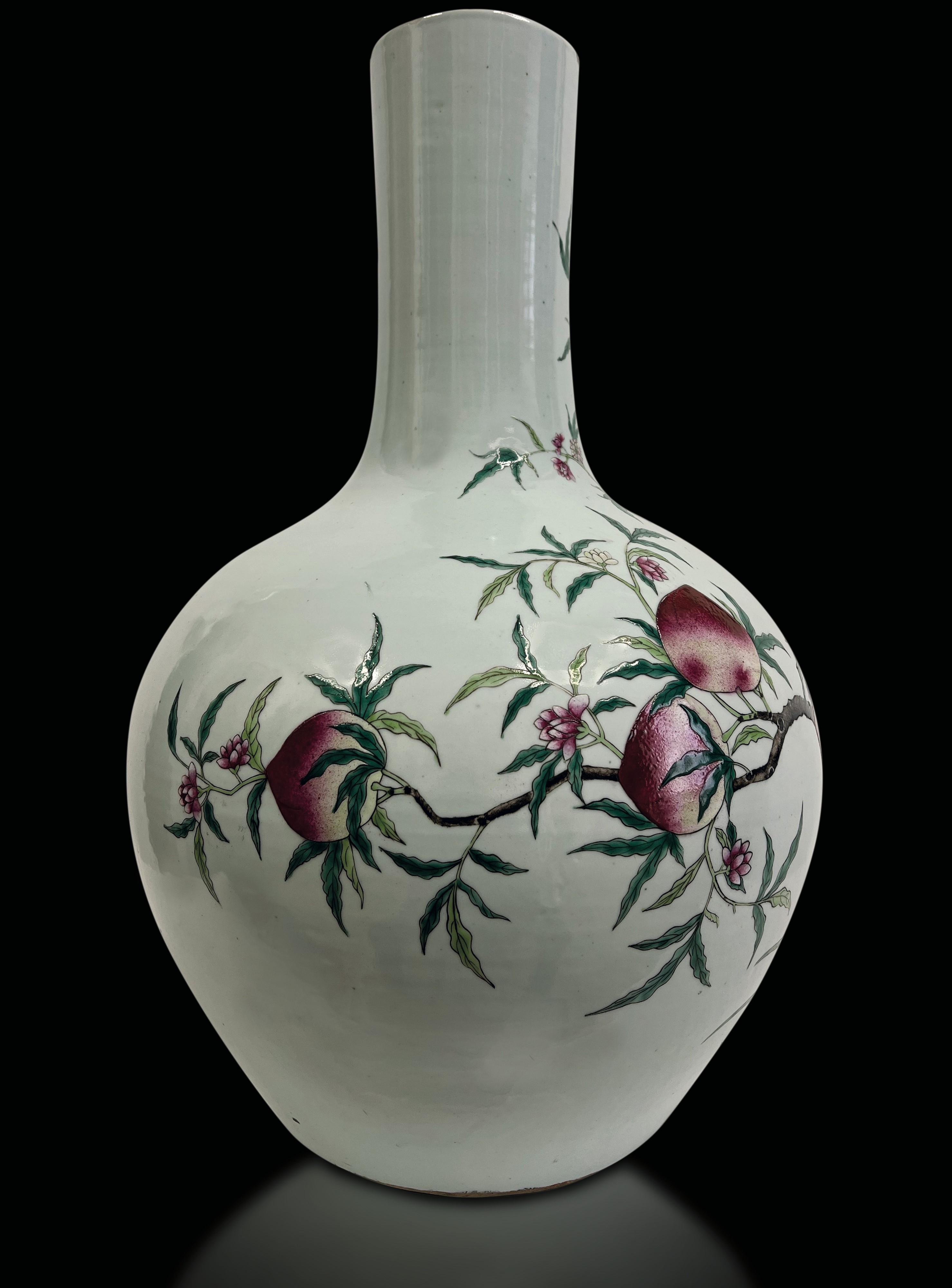 Vaso in Porcellana a Nove Pesche, Cina, Dinastia Qing, Epoca Dao Guang (1821-1850)