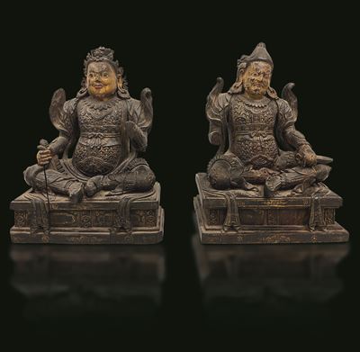 Coppia di Statue Raffiguranti Guerrieri Scolpita in Legno di Zitan con Tracce di Doratura e Motiv...