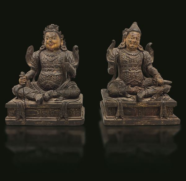 Coppia di Statue raffiguranti guerrieri scolpita in legno di Zitan con tracce di doratura e motivi in  [..]