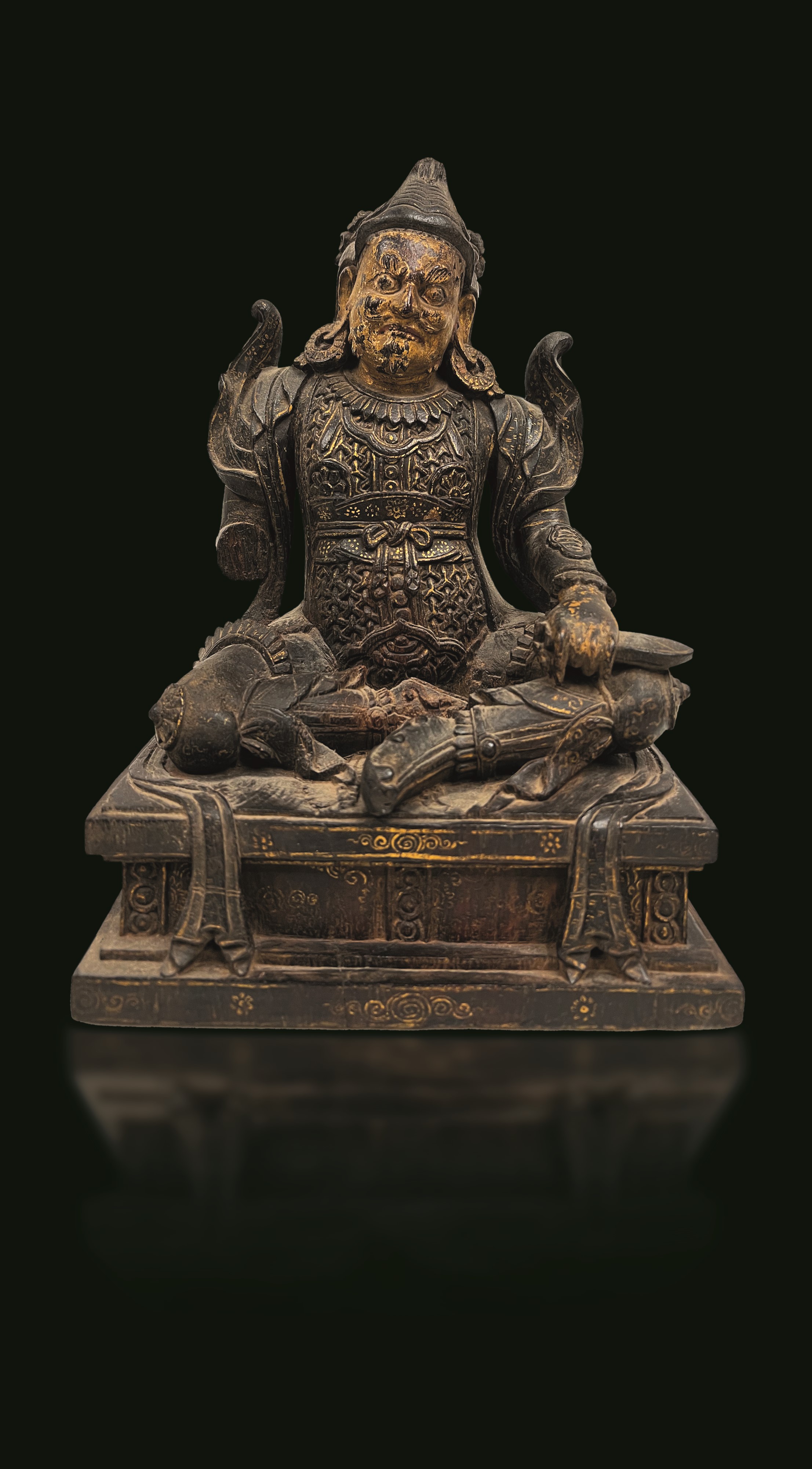 Coppia di Statue Raffiguranti Guerrieri Scolpita in Legno di Zitan con Tracce di Doratura e Motiv...
